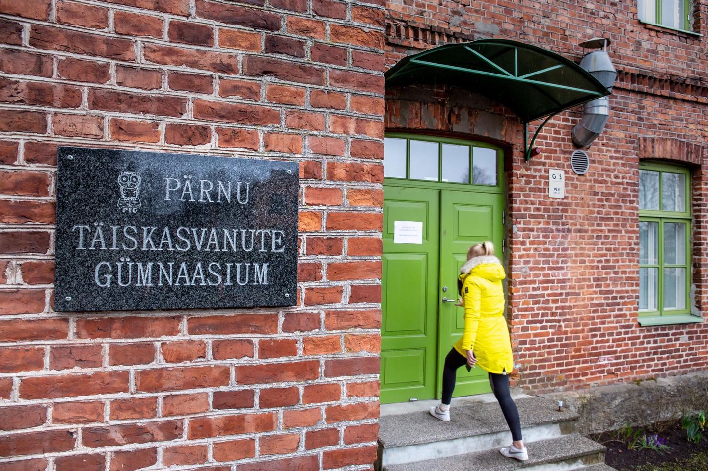Aadressile Noorte väljak 2 kolis Pärnu täiskasvanute gümnaasium 2007. aasta sügiseks Raeküla kooli väikesest majast.
