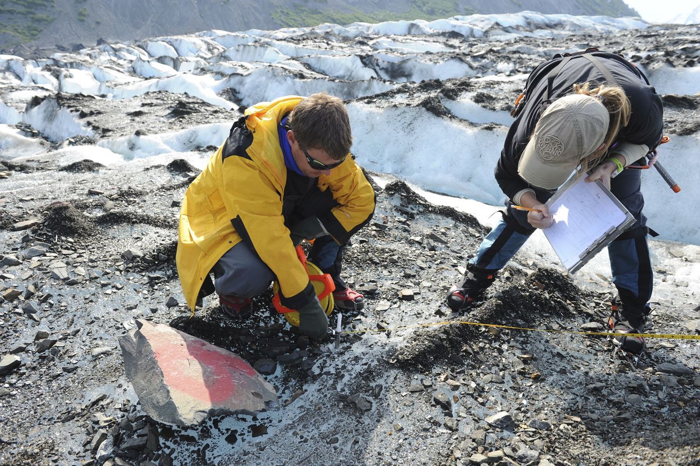 Antropoloogid Alaskal Colony liustikul, kust leiti 1952. aastal kadunud jäänud lennuki rusud.