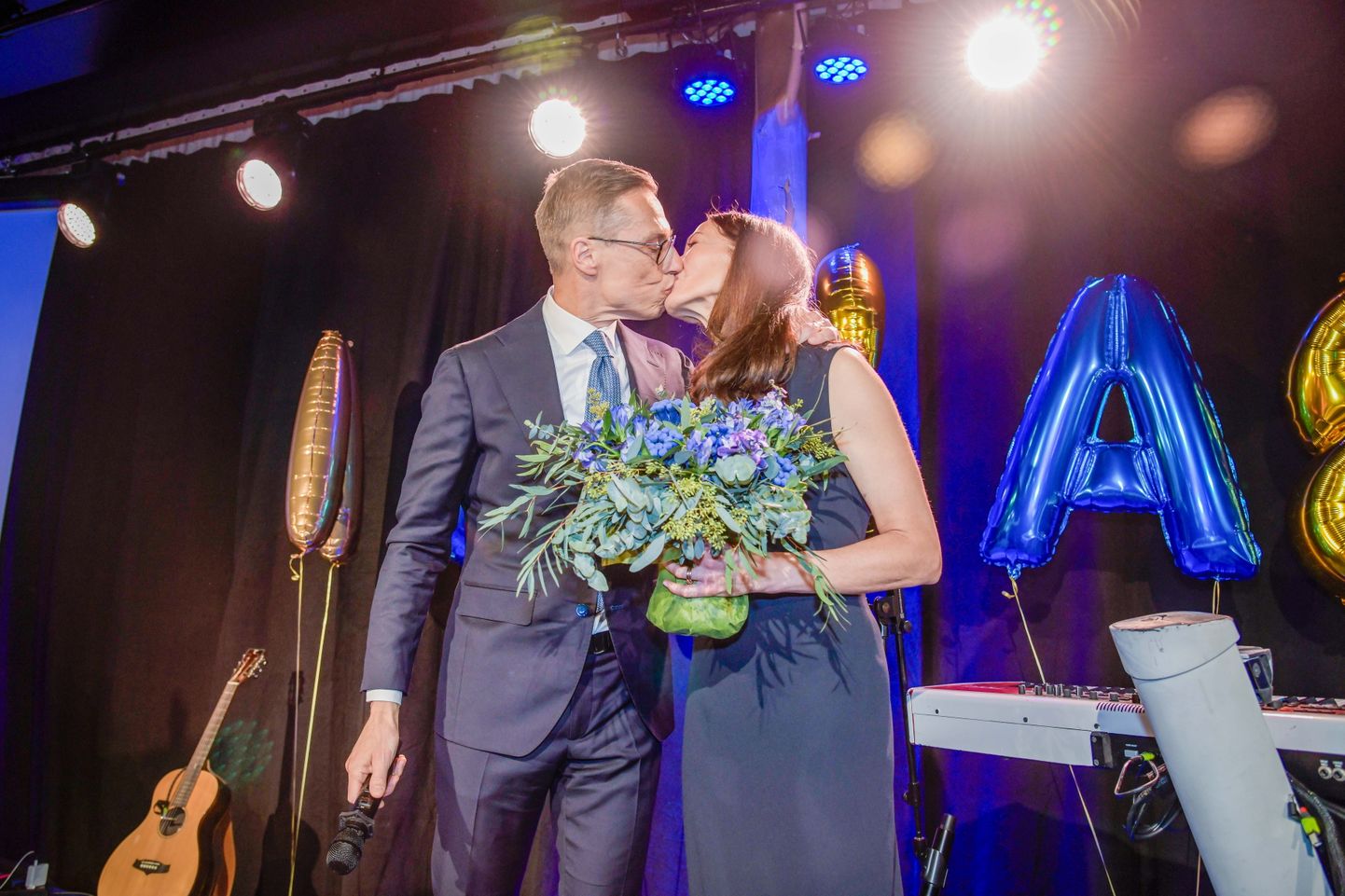 Soome presidendivalimised võitis Alexander Stubb, kelle ametiaeg algab 1. märtsil 2024. Pildil on näha Stubbi 11. veebruaril 2024 oma naist Suzanne Innes-Stubbi suudlemas.