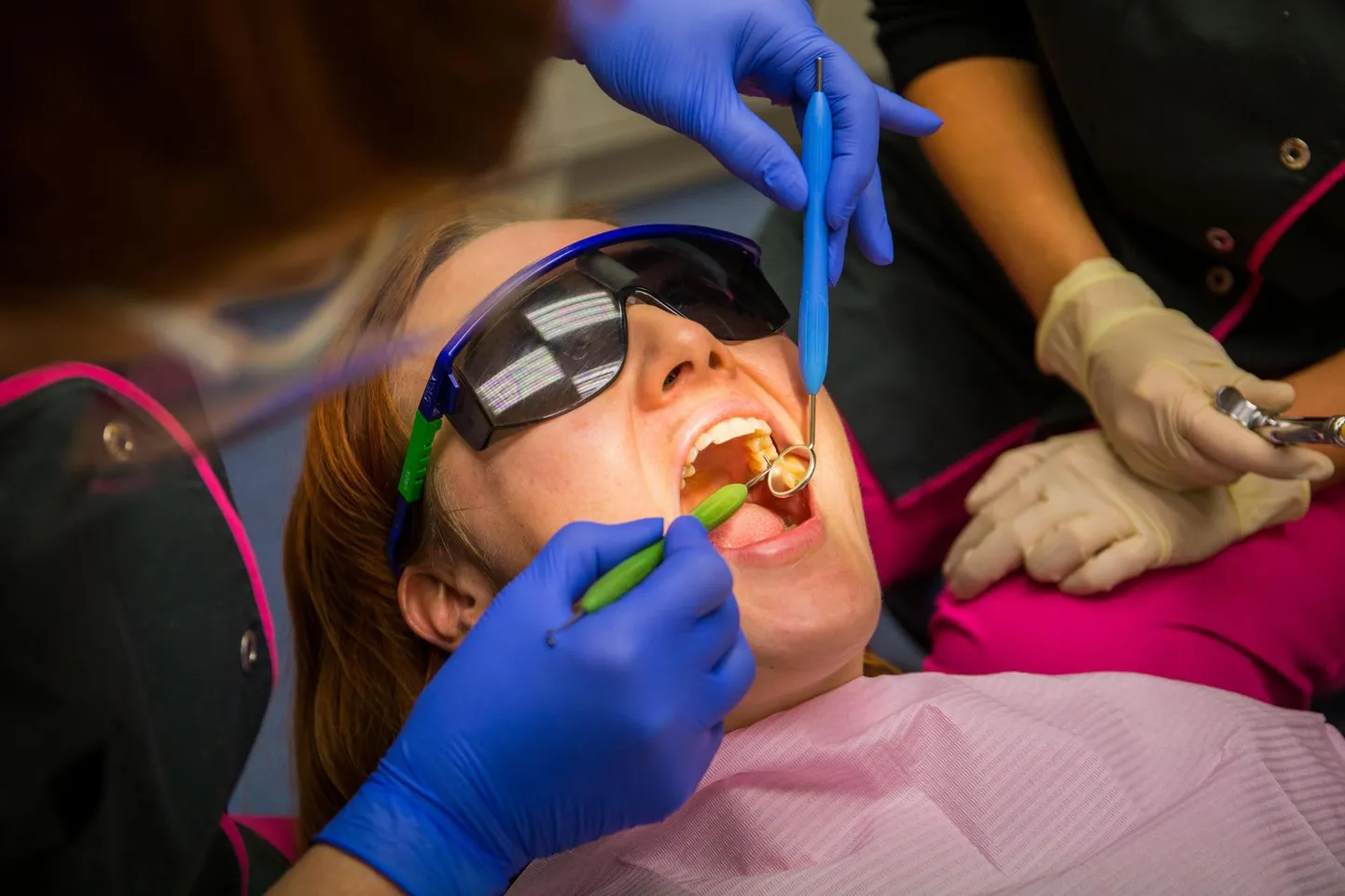 Hamba siirdamise protseduuri kõrval on tunduvalt enam levinud hamba asendamise meetodiks implantaadi kasutamine.