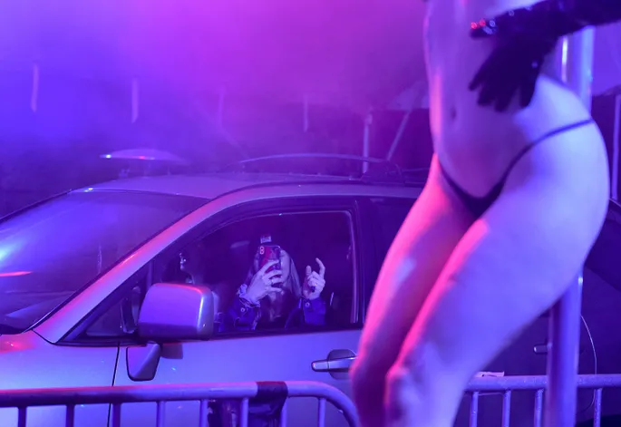 Жалаңаш дискотека ішкен