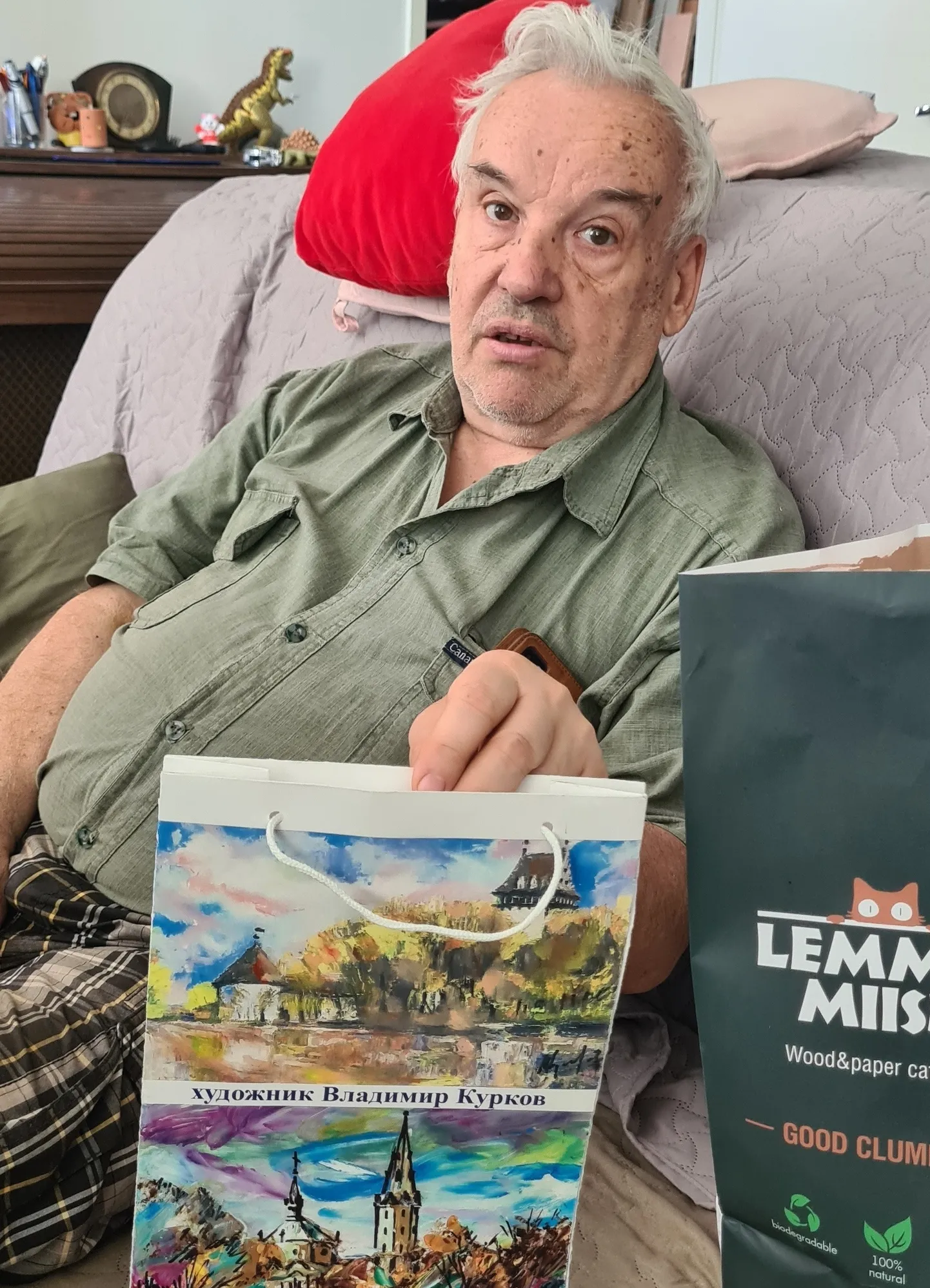 Виктор Дубакин демонстрирует свои изделия.