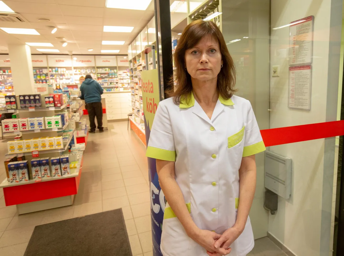 Kaks aastat tagasi oli proviisor Liina Pääru sunnitud sulgema oma apteegi, mis oli järjepidevalt töötanud 90 aastat ning mida 45 aastat oli juhtinud tema isa. Nüüd sooviks ta avada uue, aga olukord apteegiturul on väga segane.