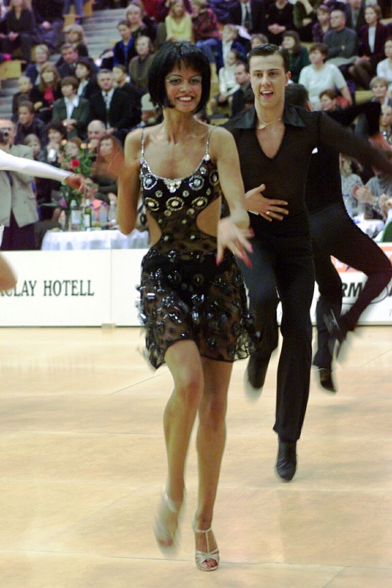 Eesti meistrivõistlused ladina-ameerika tantsudes 2000. aastal TÜ spordihoones. Tantsivad Erkki Aas ja Siret Siilak.