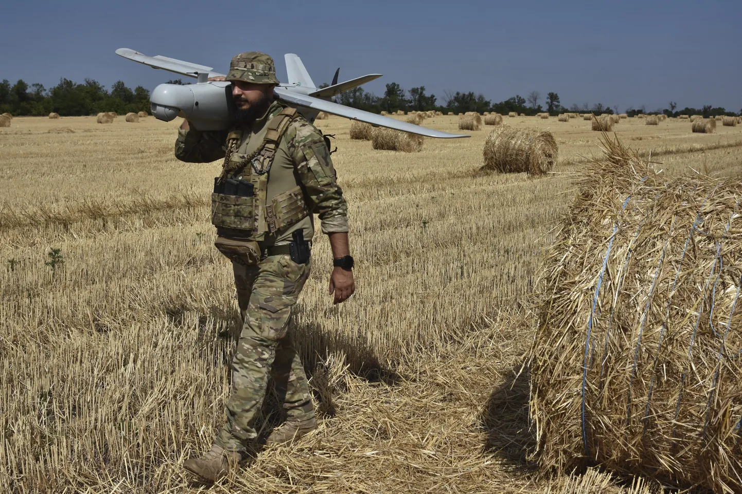 Украинский военный с беспилотником.