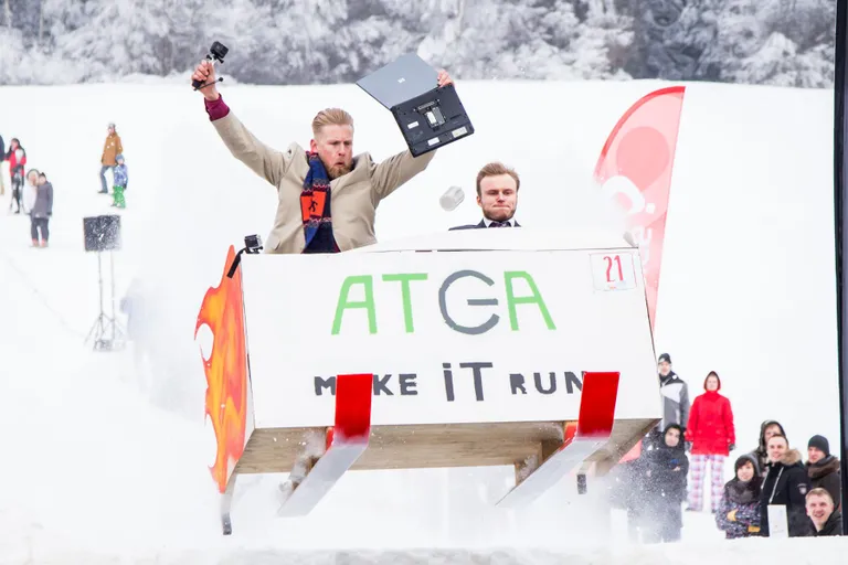 Ise tehtud lennumasinate võistlus Red Bull Jump & Freeze Kuutsemäel