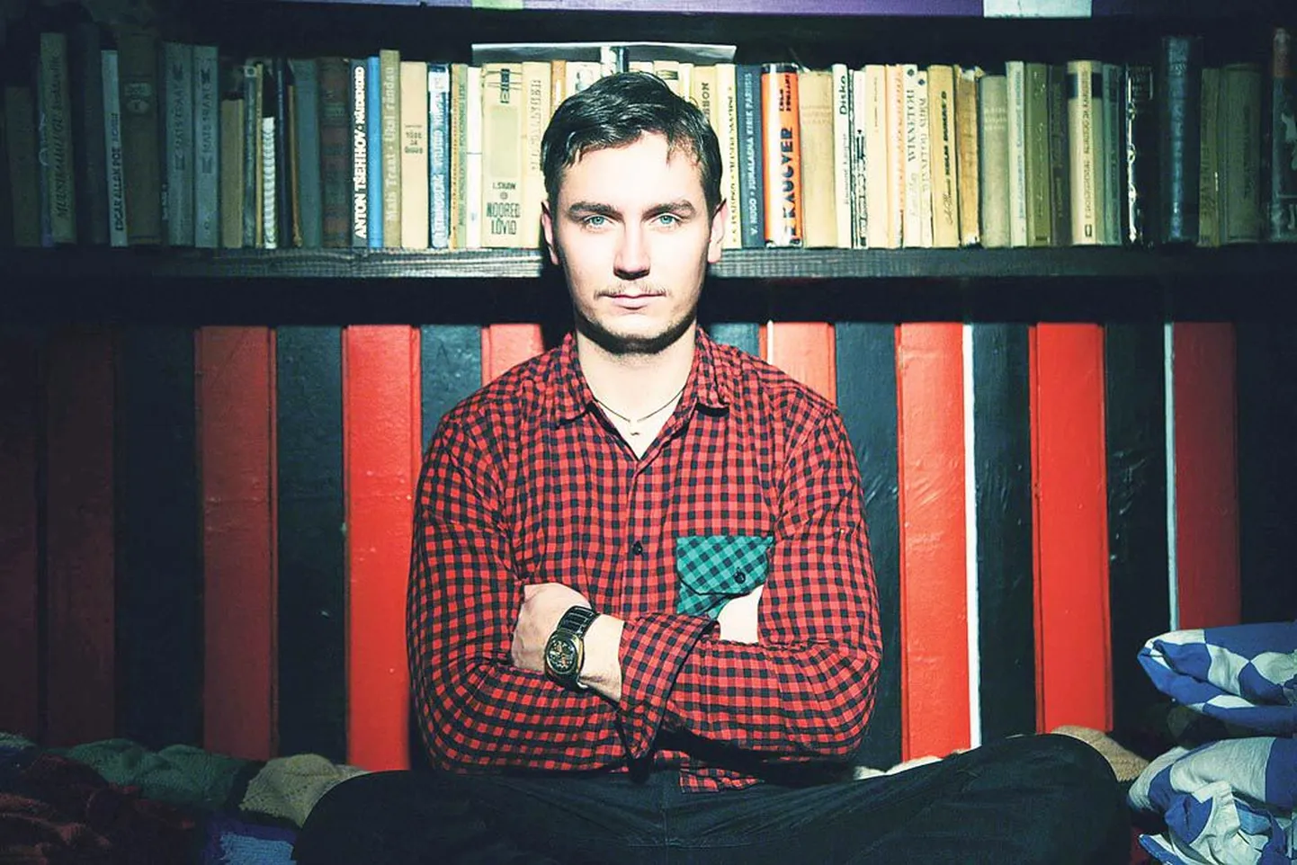 Johannes Veski juhib Tallinnas väiketeatrit Cabaret Rhizome.