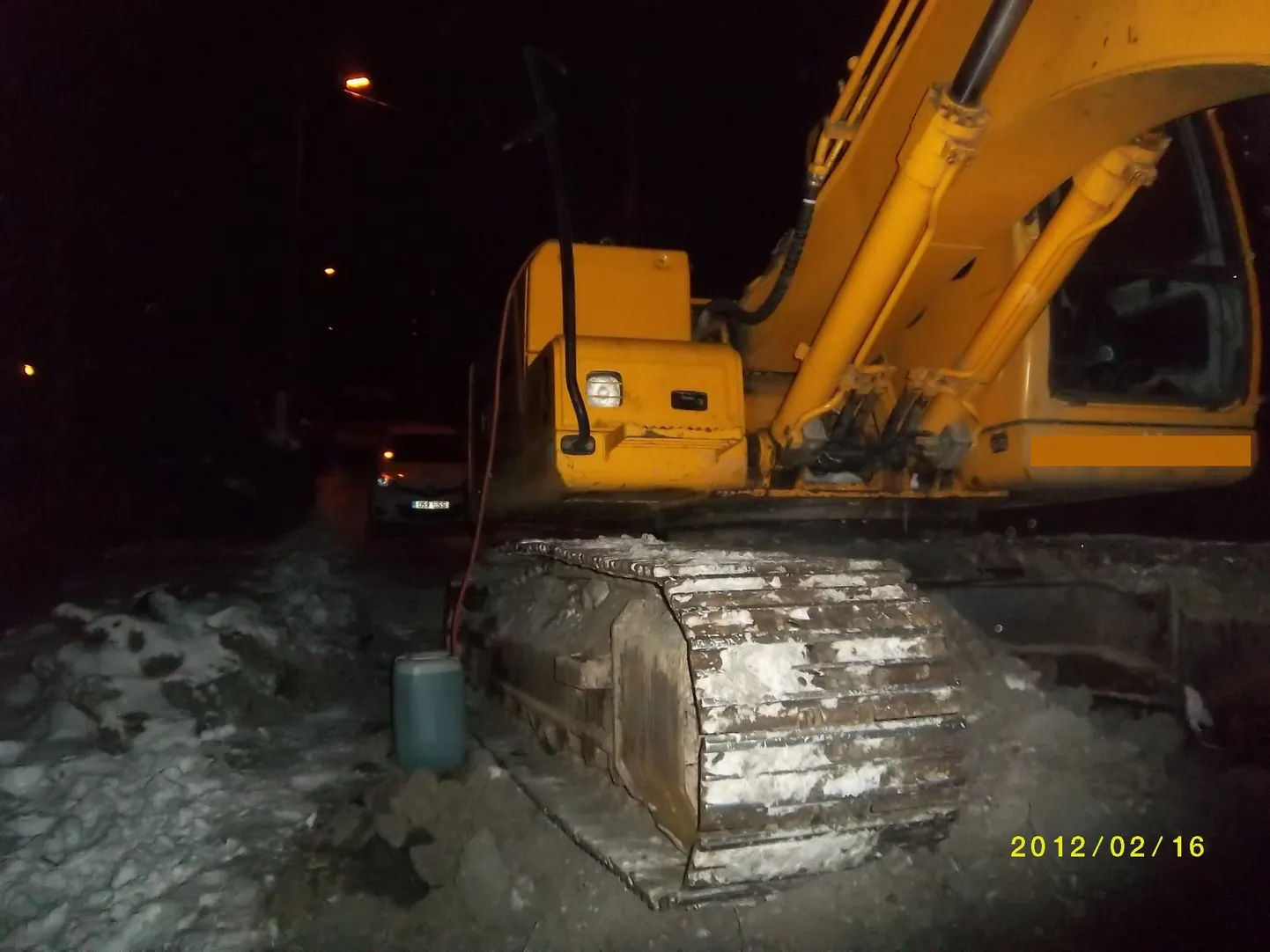 Mõne aasta eest tabasid turvamehed kütusevarga samuti ekskavaatori juurest. Foto pärineb 2012. aastast.