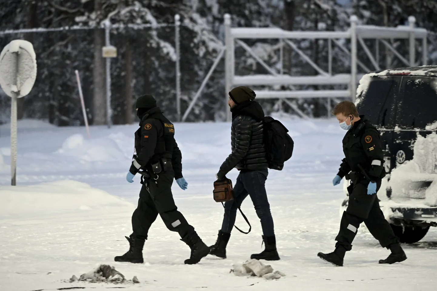 Soome piirivalvurid saatmas Raja-Jooseppi piiripunkti ületanud migranti eelmise aasta novembris.