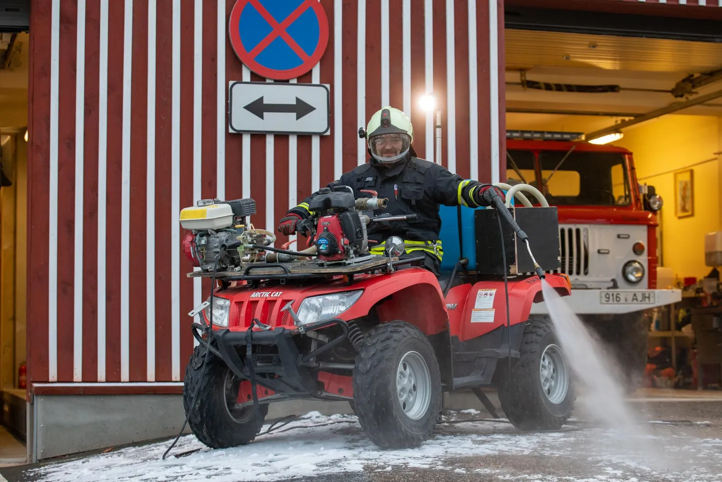 Vabatahtlik päästja Raido Nagel tutvustab väga heas korras olevat ATV-d, mis tulevikus maastikupõlengute kustutamise lihtsamaks teeb.