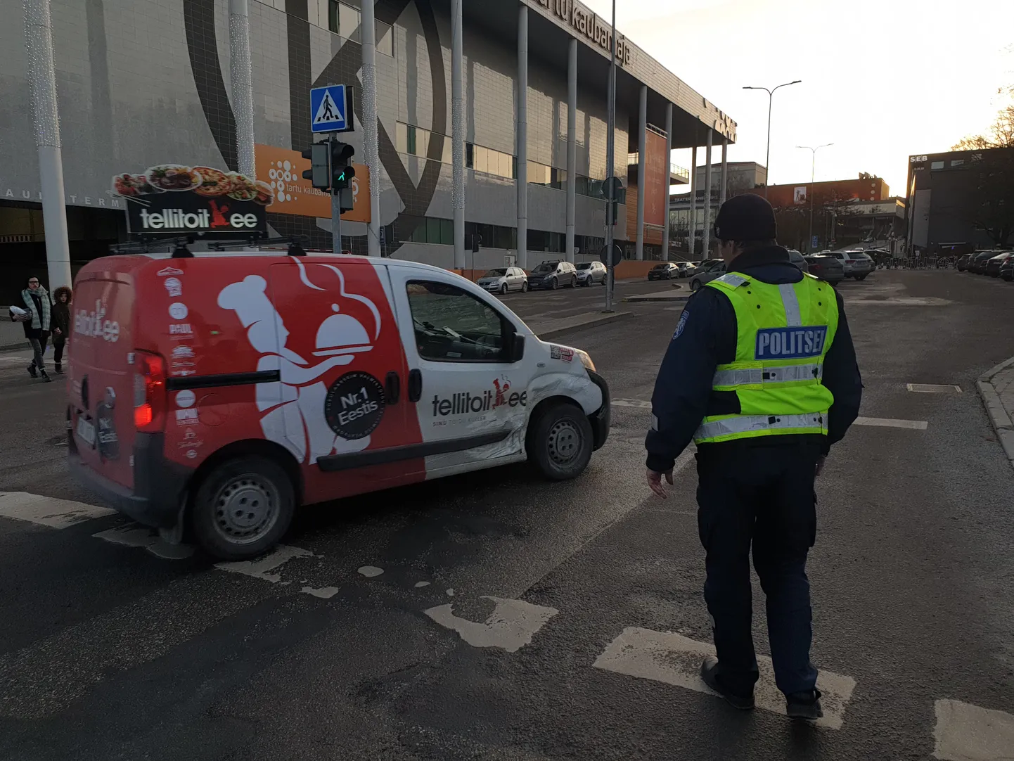 Avarii Tartu kaubamaja juures.