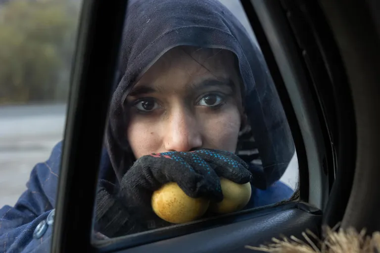 Laps pakub Kabuli-Jalālābādi maanteel läbi autoakna kanamune müügiks.