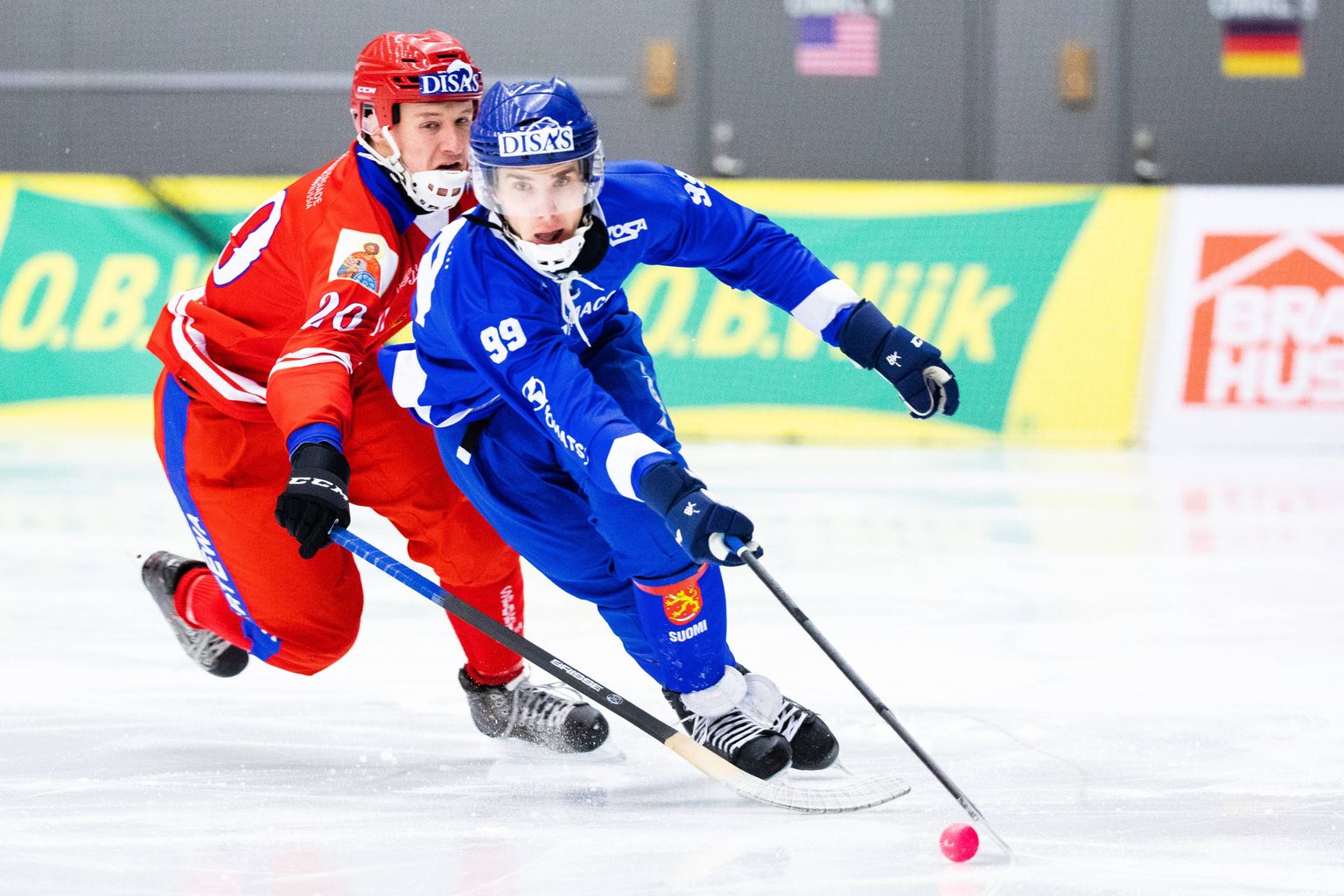 Soomlane Tuomas Määttä (esiplaanil) mängus Venemaa koondise vastu 2019. aasta jäähoki MMil.