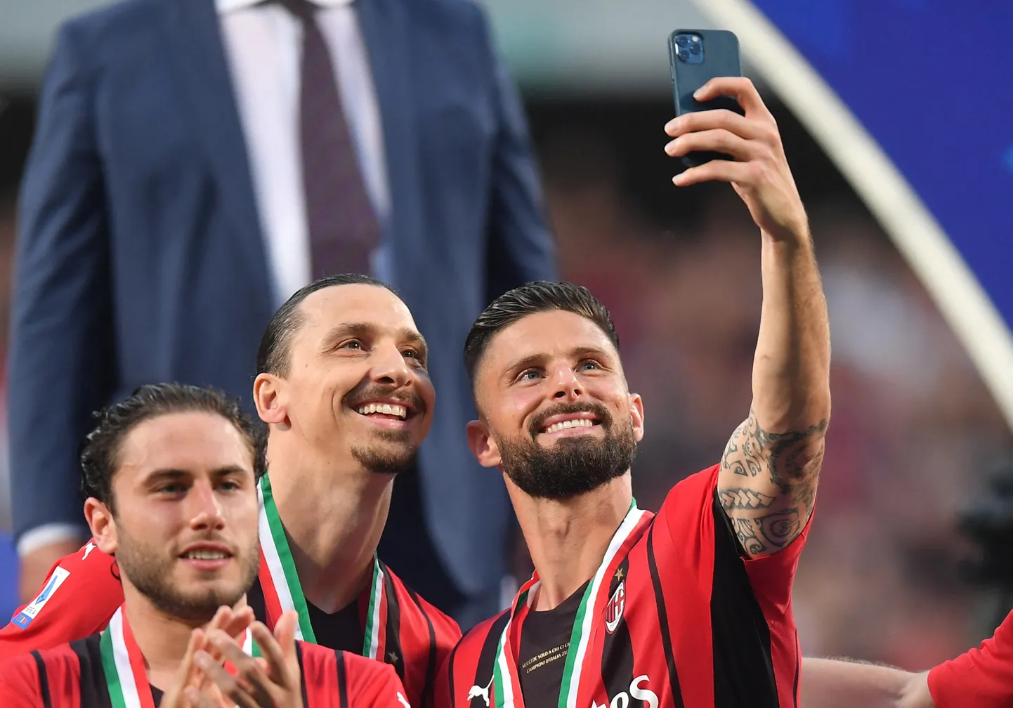 Oliver Giroud oma iidoli Zlatan Ibrahimoviciga pilti tegemas.
