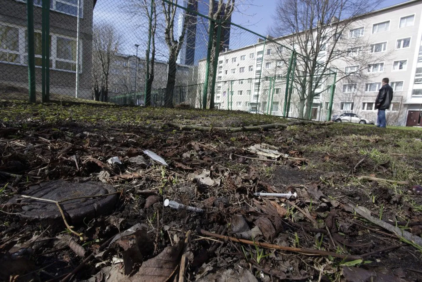 Kasutatud süstlaid ja süstalde pakendeid võib leida ka Tallinna kesklinnas Keldrimäel tegutseva Mardi lasteaia ja süstlavahetuspunktile peavarju pakkuva elamu vahelisest hoovist.