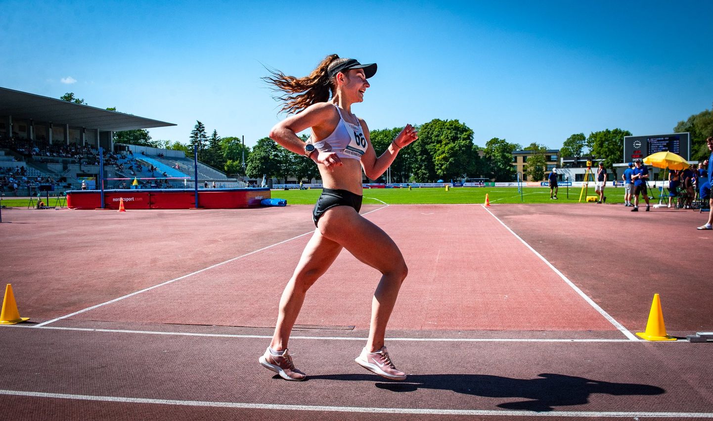 Екатерина Миротворцева установила новый мощный рекорд Эстонии в ходьбе на 10000 метров на стадионе "Кадриорг" при почти 30-градусной жаре.