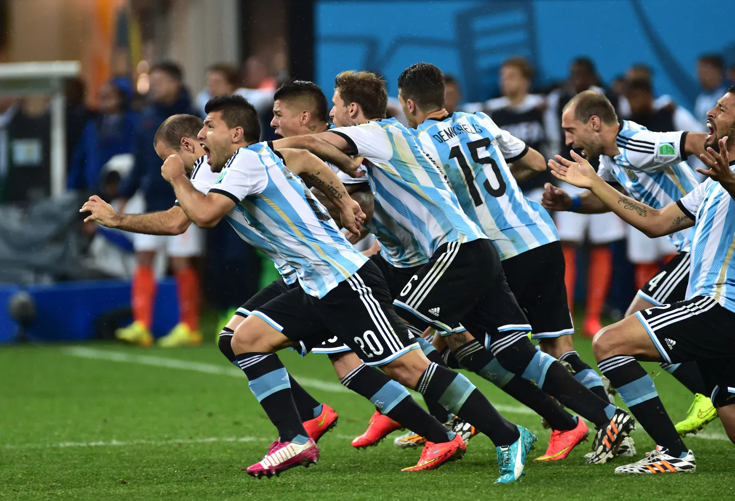 Аргентинцы празднуют победу.