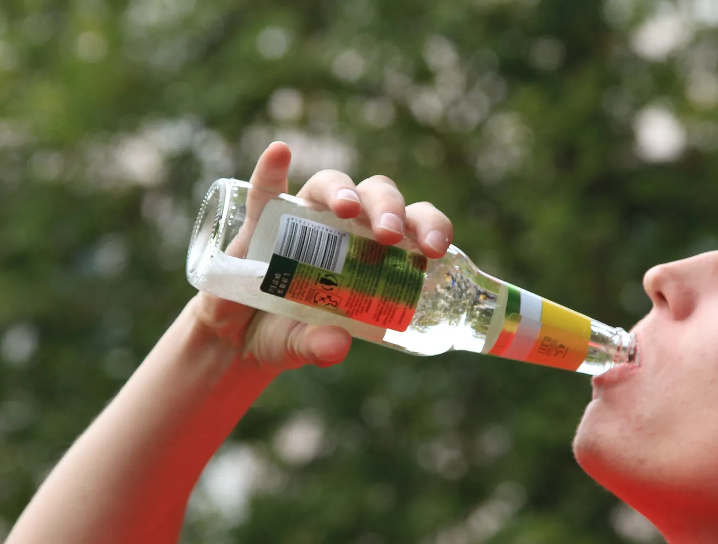 Noormees alkoholipudeliga. Foto pole kõnealuse looga seotud.