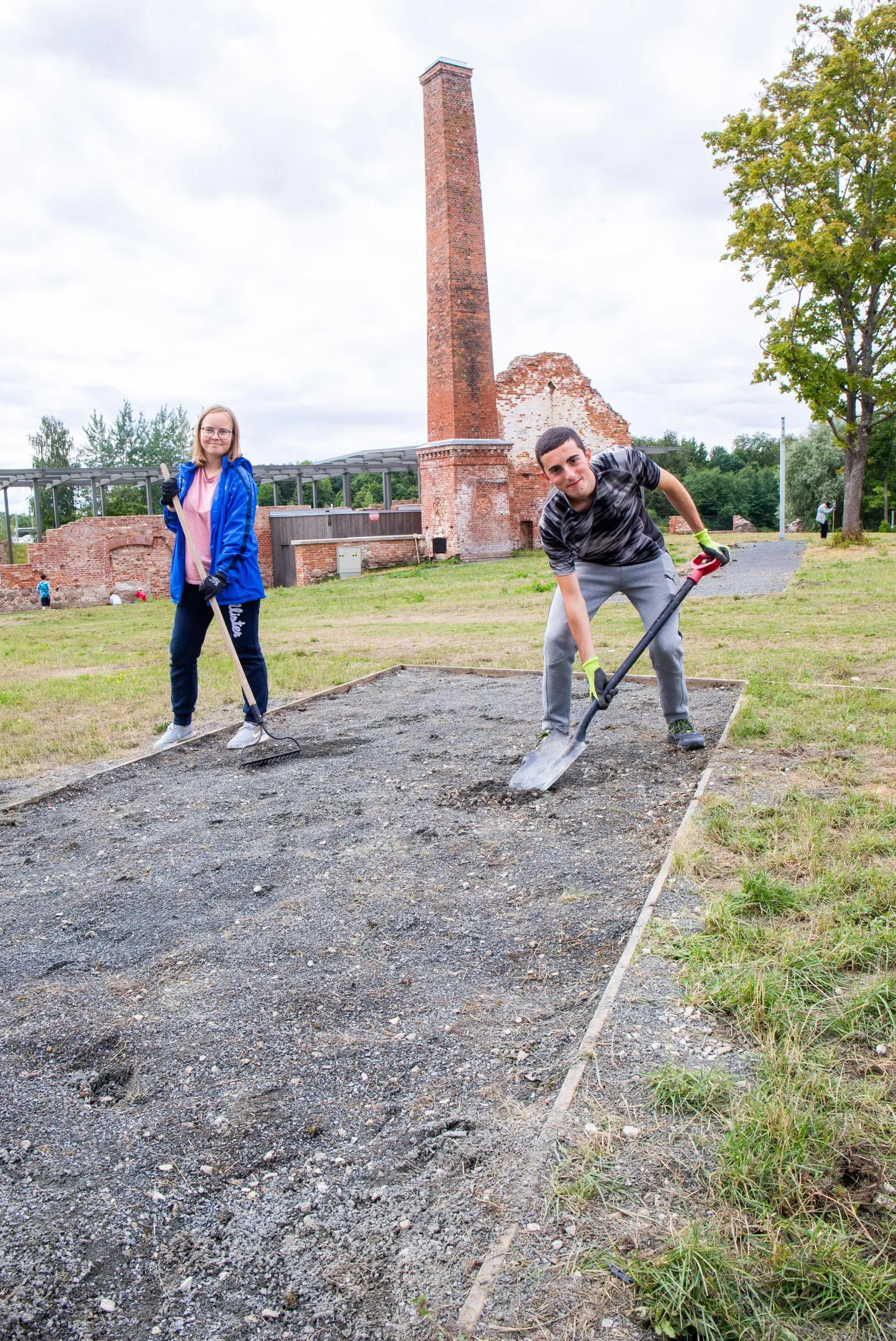 Töömaleva noored Ege Maaring ja itaallane Piergiorgio Scavo andsid viimastel tööpäevadel Eesti Rahva Muuseumi pargile värskema välimuse.