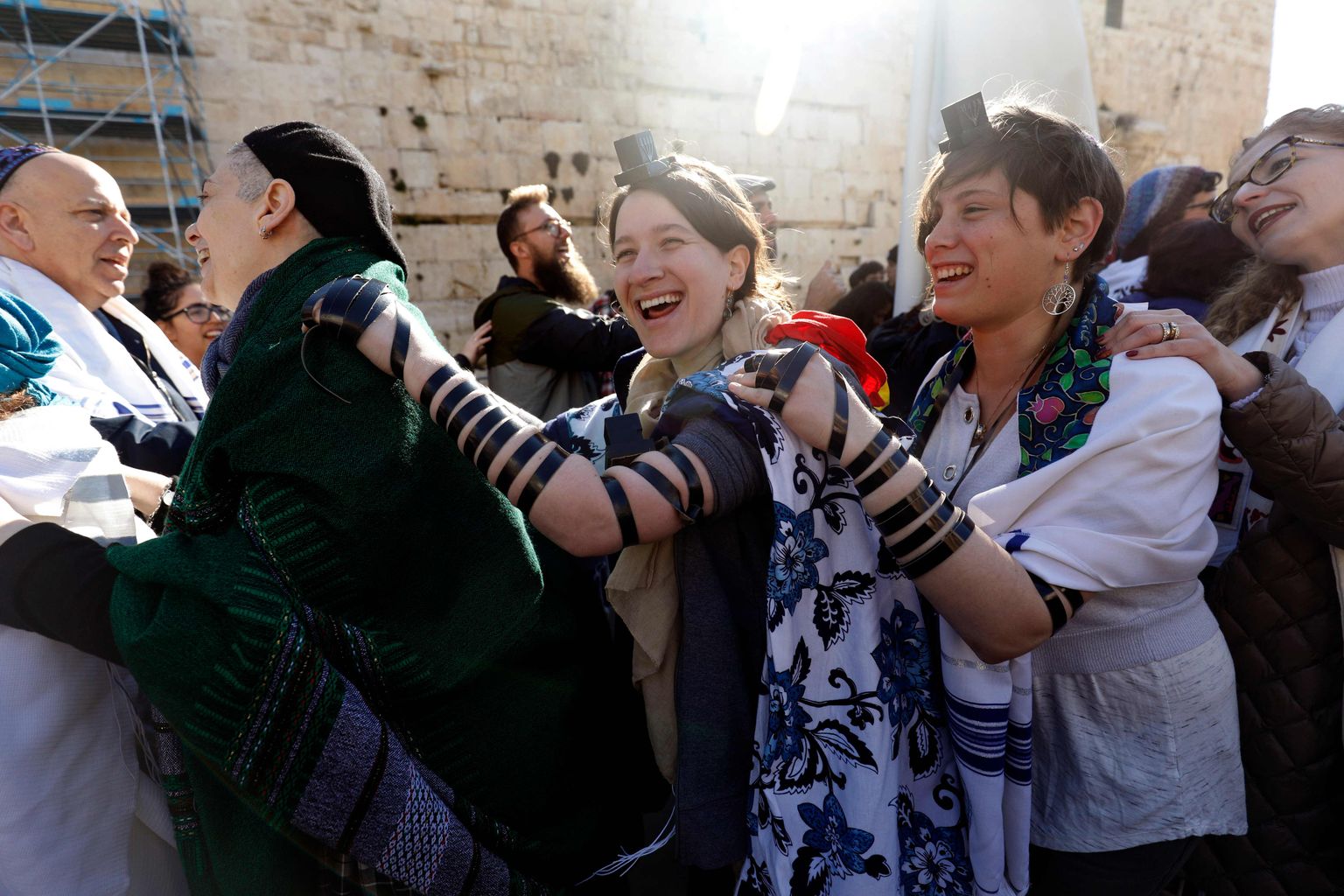 Ultraortodoksālie ebreji izjauc feministu lūgšanu pie Raudu mūra