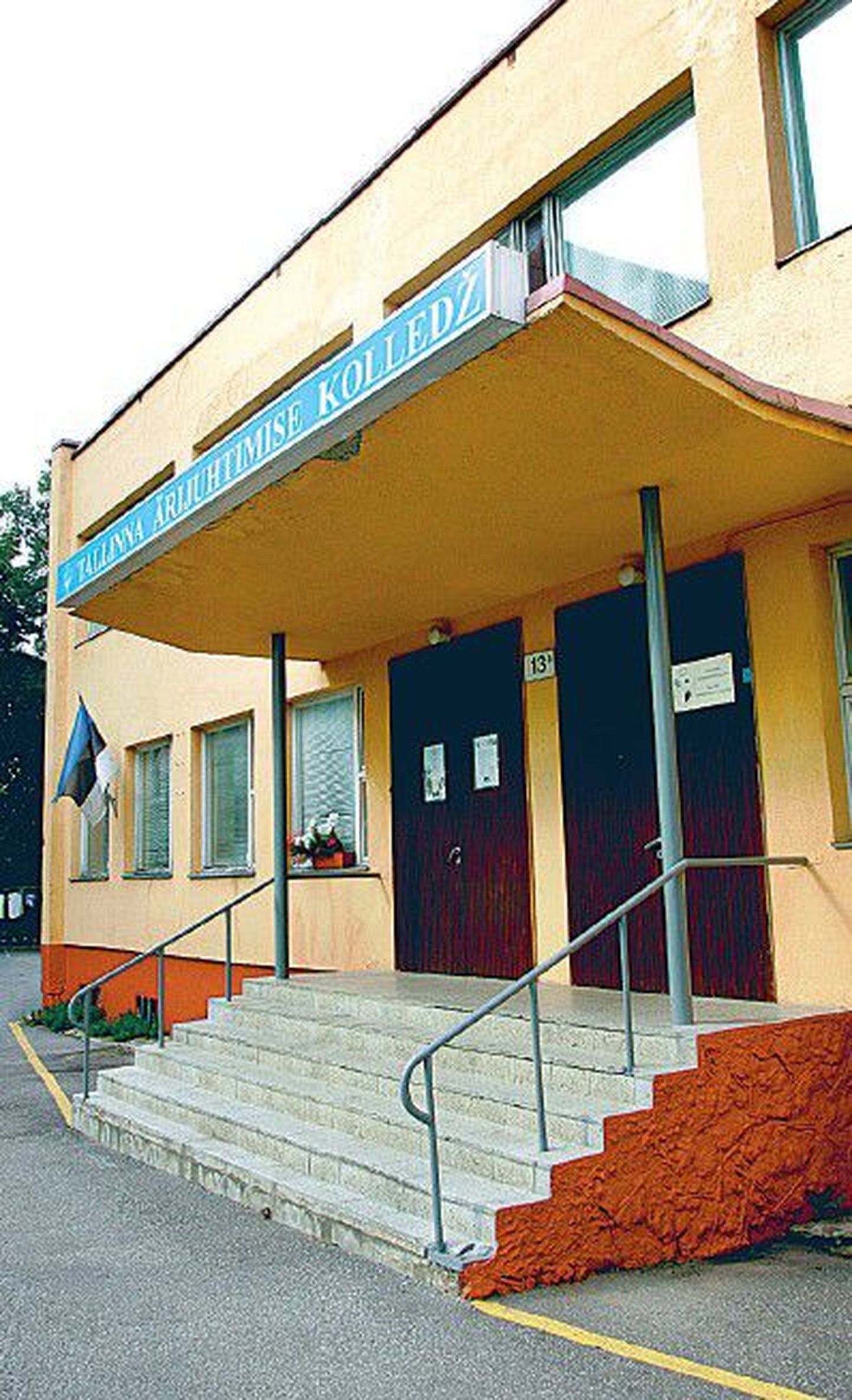 19 aastat tegutsenud Tallinna Ärijuhtimise Kolledž peab oma uksed sulgema, sest selle ainukene õppekava pole õpetamise jätkamiseks piisavalt kvaliteetne.
