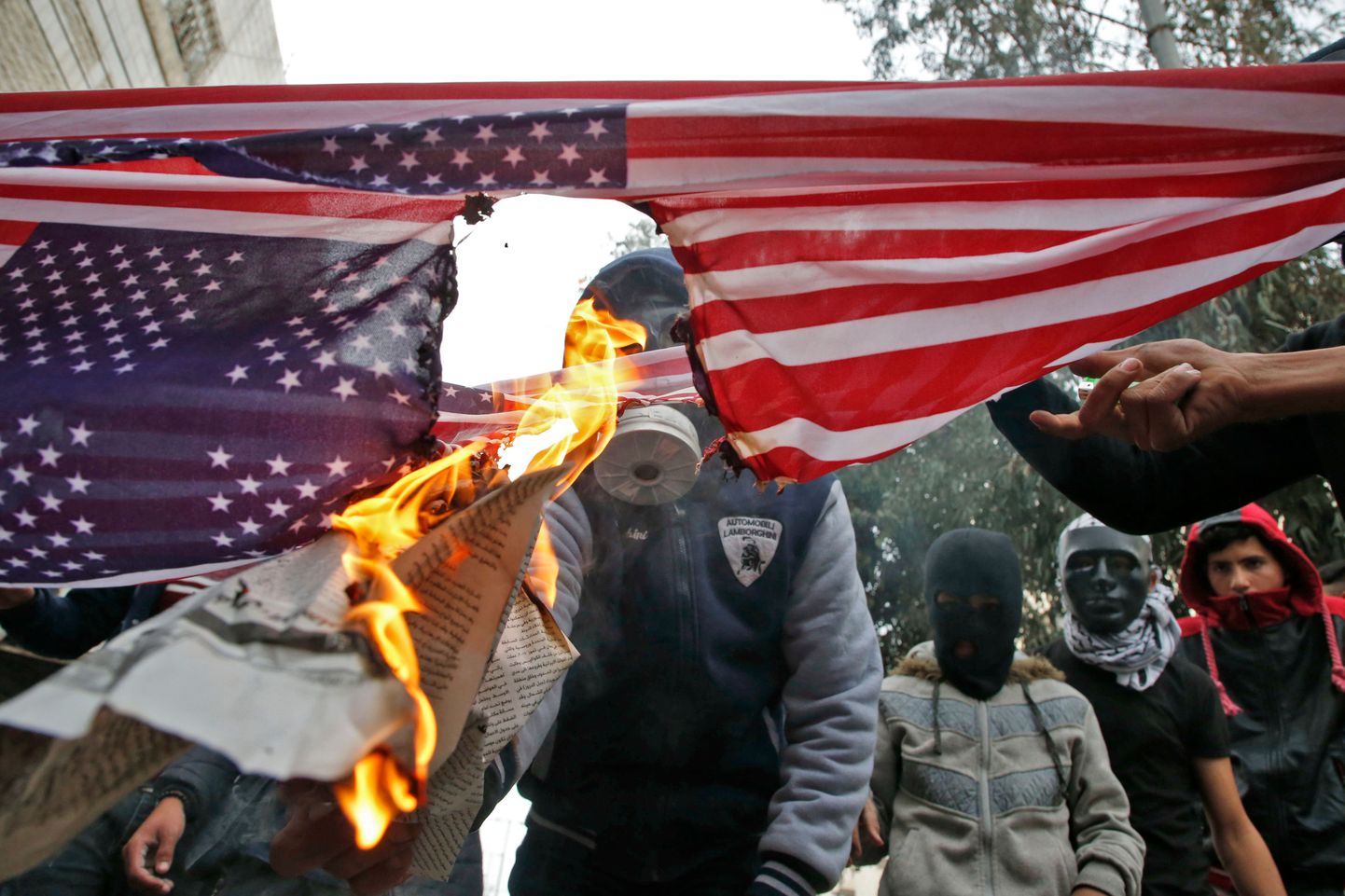 Palestiinlased USA lippu põletamas.
