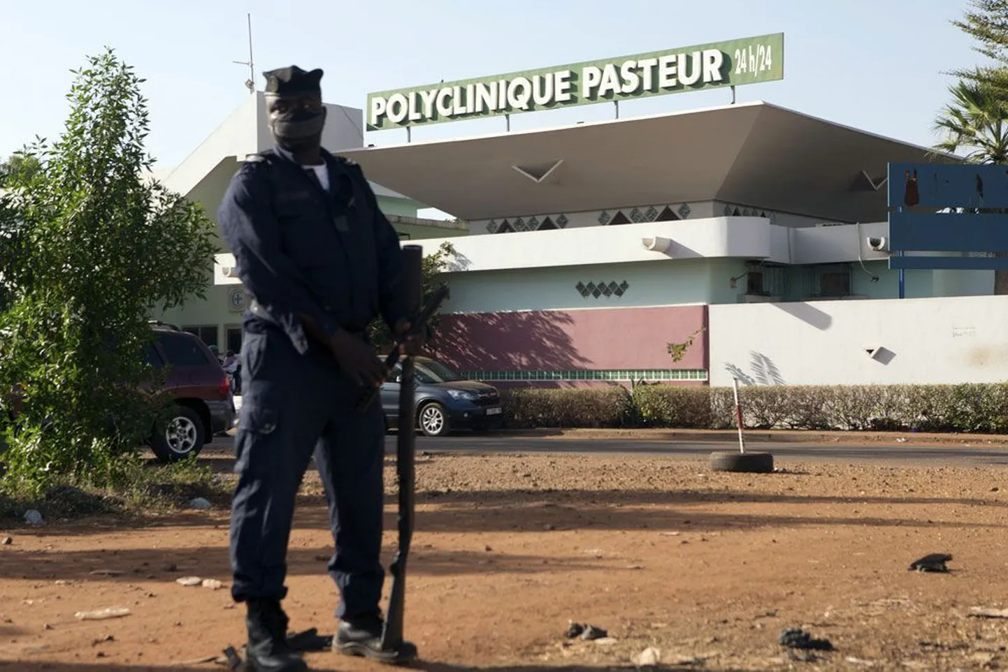 Politseinik valvamas karantiini pandud Bamako Pasteuri kliinikut.