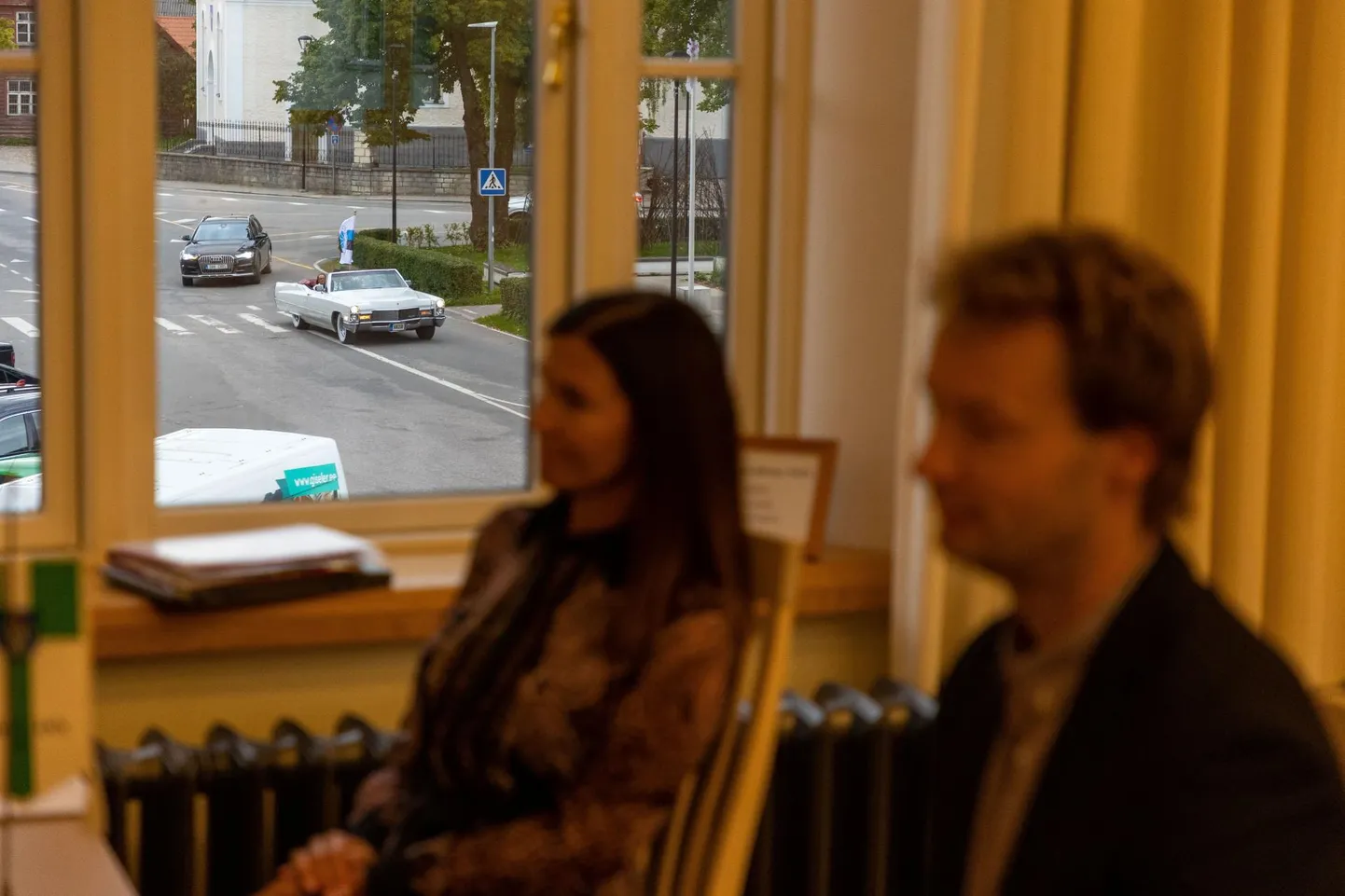 Samal ajal kui valimisliidu Paide – Inimeste inn esindajad Siret Pihelgas ja Alo Aasma raekojas valimisnimekirja komisjonile esitasid, tiirutasid EKRE kandidaadid valge Cadillaciga akna taga.