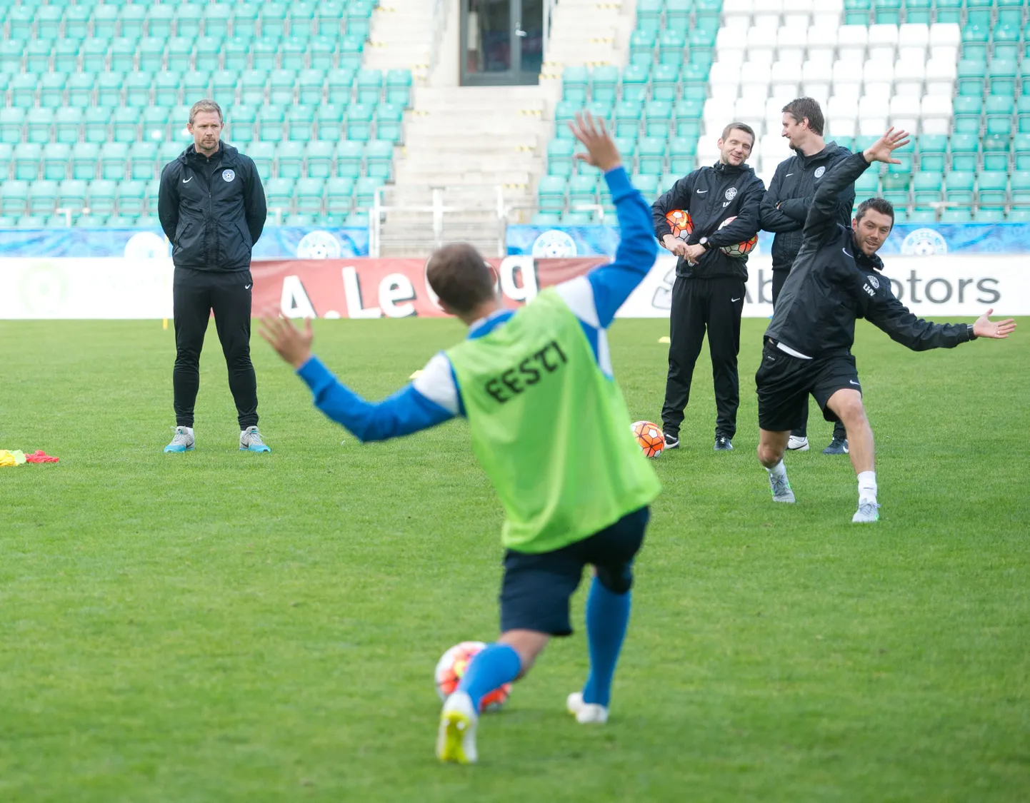 Jimmy Högberg (paremal) näitab peatreeneri Magnus Pehrssoni (vasakul) ning abitreenerite Janno Kivisilla ja Jesper Norbergi valvsa pilgu all Eesti koondislastele ette soojendusharjutusi.