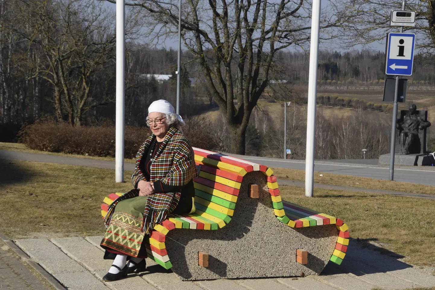 Pühapäeval täitus tantsujuht Lille-Astra Arrastel 85. eluaasta. Selle auks paigaldasid mulgid talle kultuurikeskuse ette pingi.