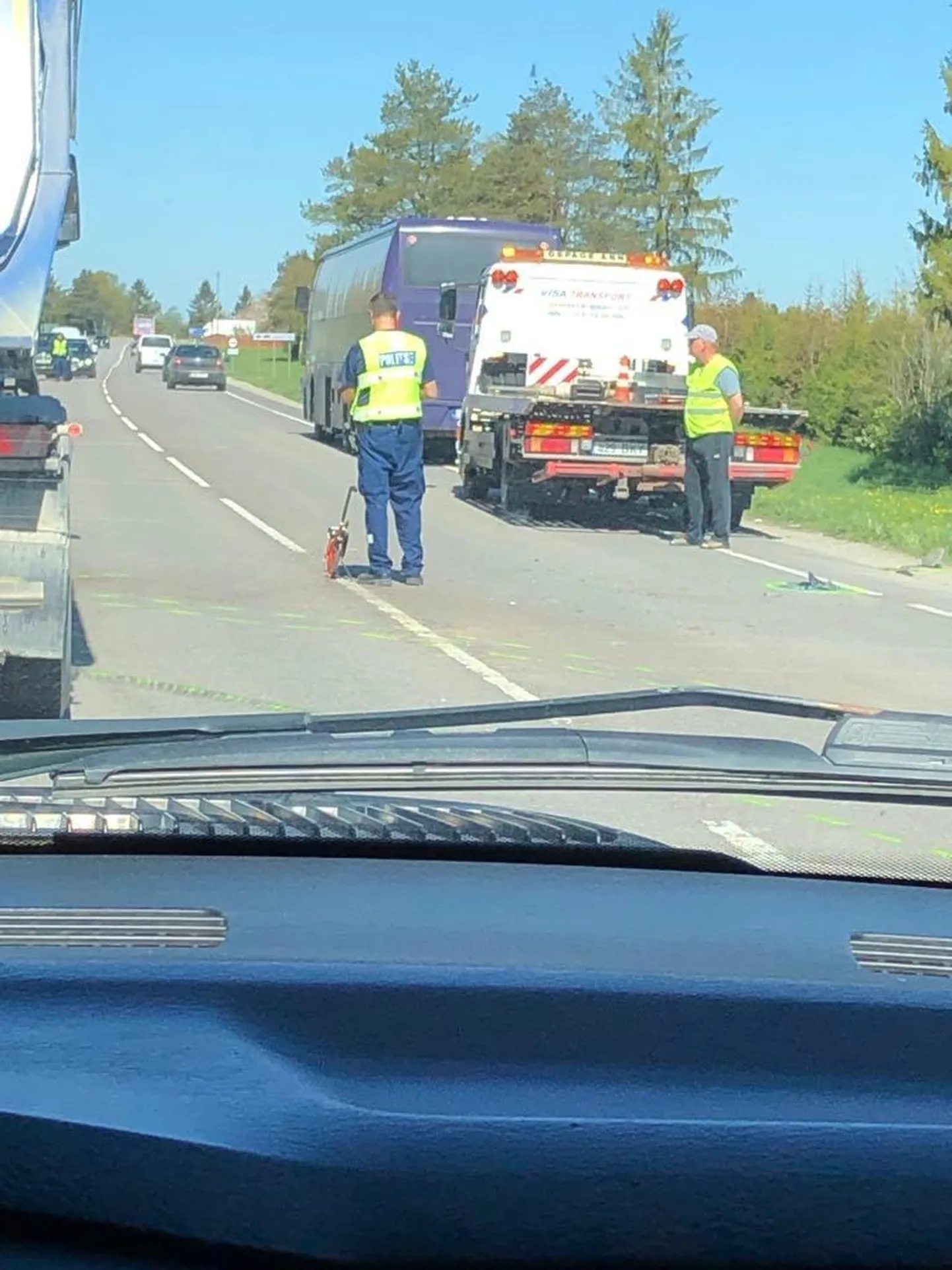 Tallinna–Narva maantee 96. kilomeetril sõitis buss sõiduautole tagant otsa.