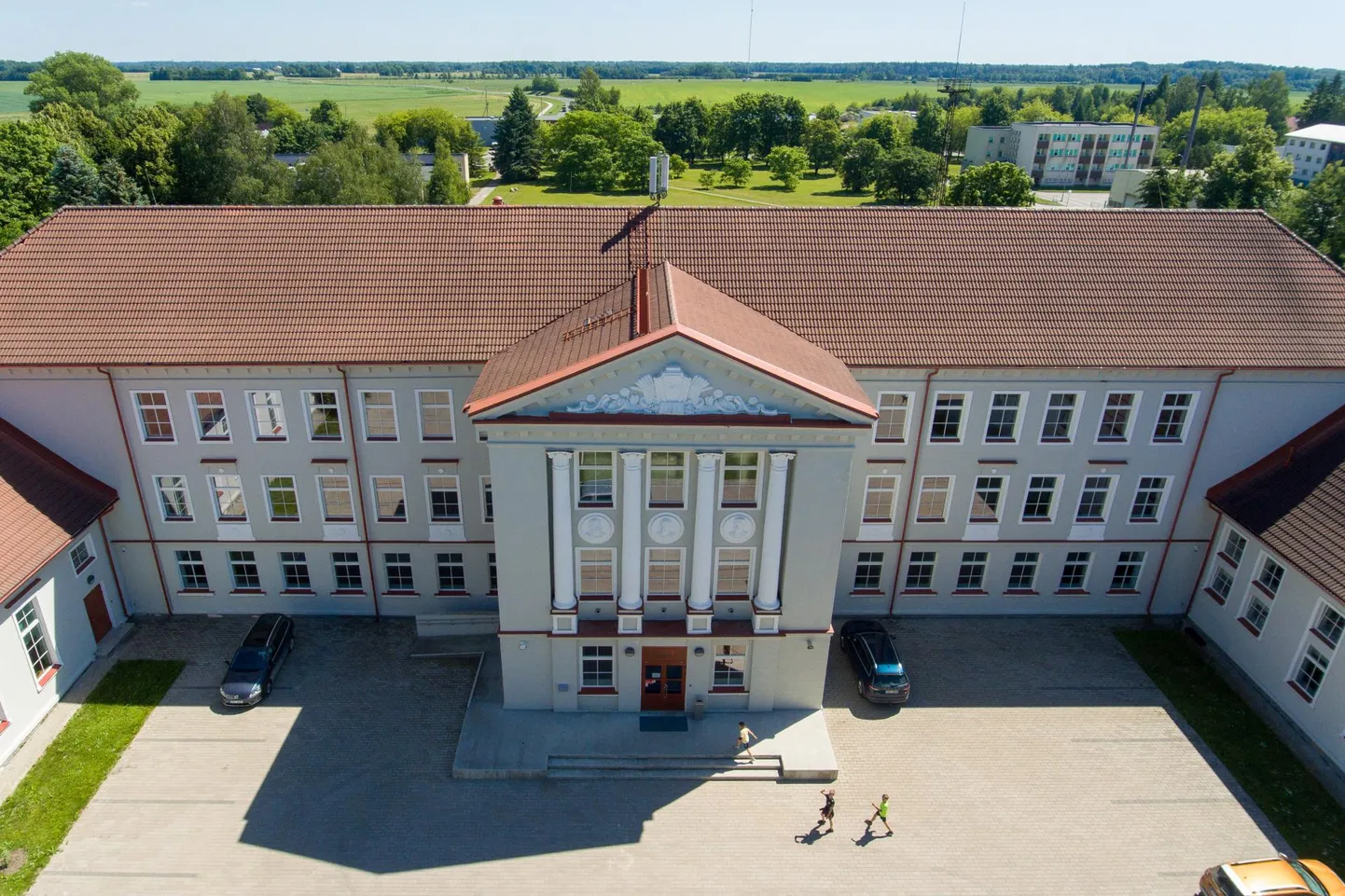 Järvamaa kutsehariduskeskuseski on erialasid, mille puhul soovitab ministeerium vastuvõttu vähendada, ja erialasid, kus seda suurendada. Pildil on kutsehariduskeskuse Särevere õppekoha peamaja.