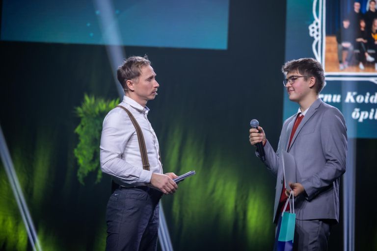 Koidula kooli nimel võttis auhinna vastu Hans-Kristjan Raid (paremal), kes kuulub ka Pärnu linna noortekogusse.