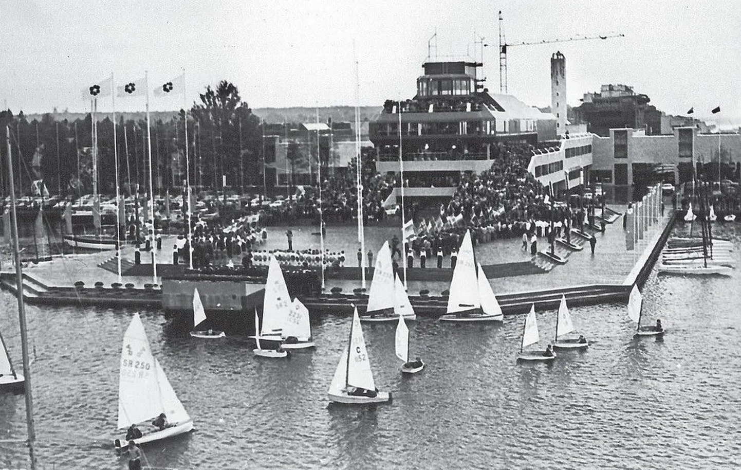 Tallinna olümpiaregati avatseremoonia Pirita purjespordikeskuse juures viidi läbi nii maal kui ka merel.