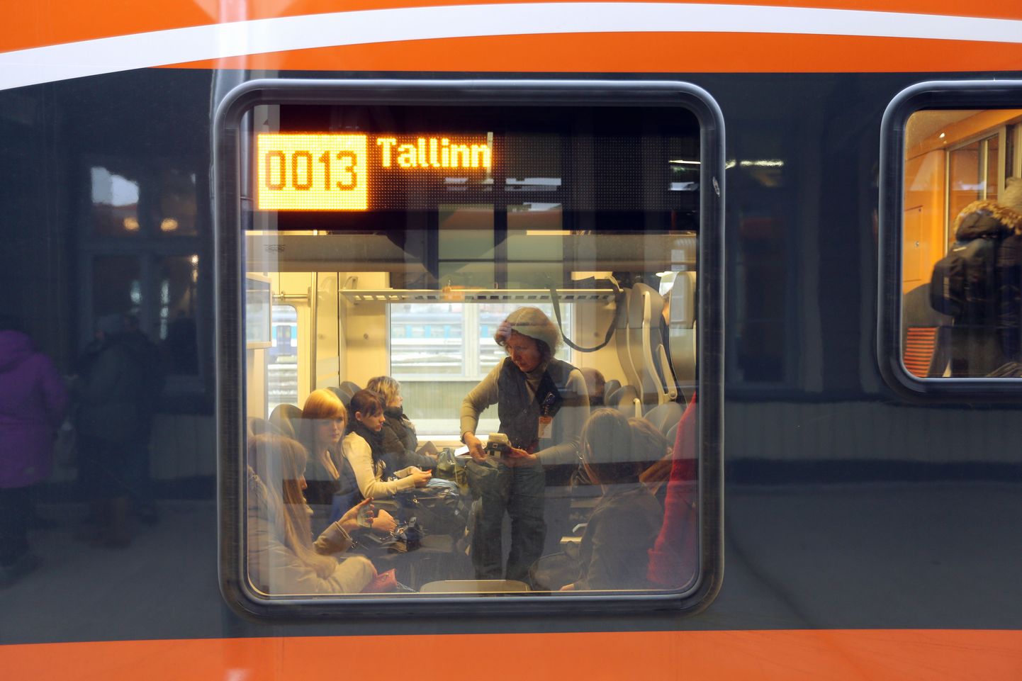 Piletimüüja Tallinnasse väljuval rongil.