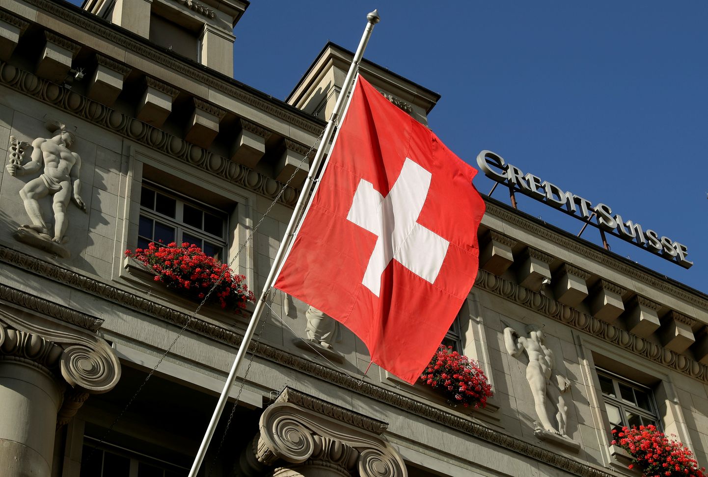 Šveitsi lipp Credit Suisse panga logo juures.