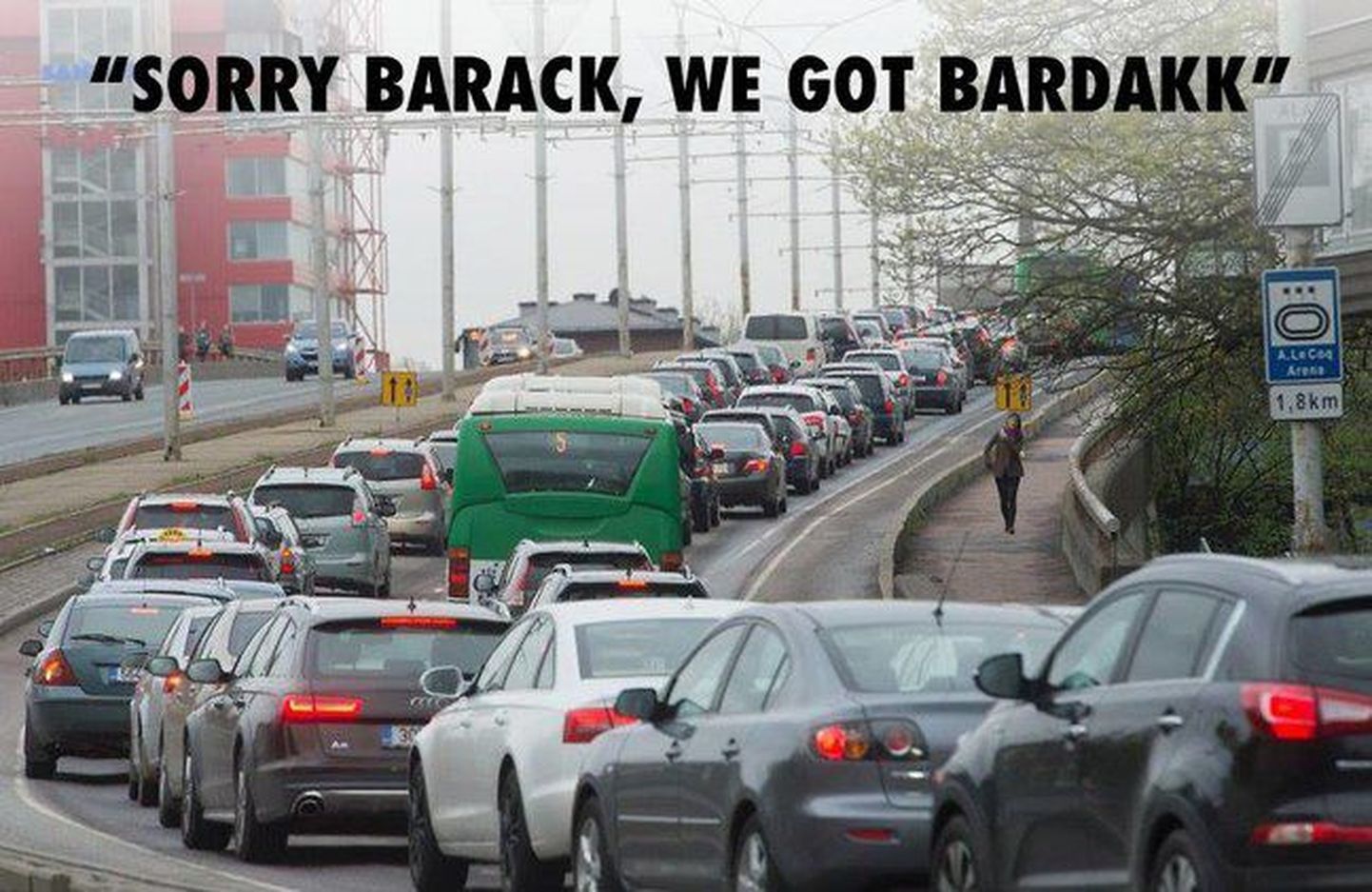 Veebis levitatakse Tallinna liikluse olukorra kohta pilapilti makaroonilise tekstiga «Vabandust, Barack, meil on korralagedus».