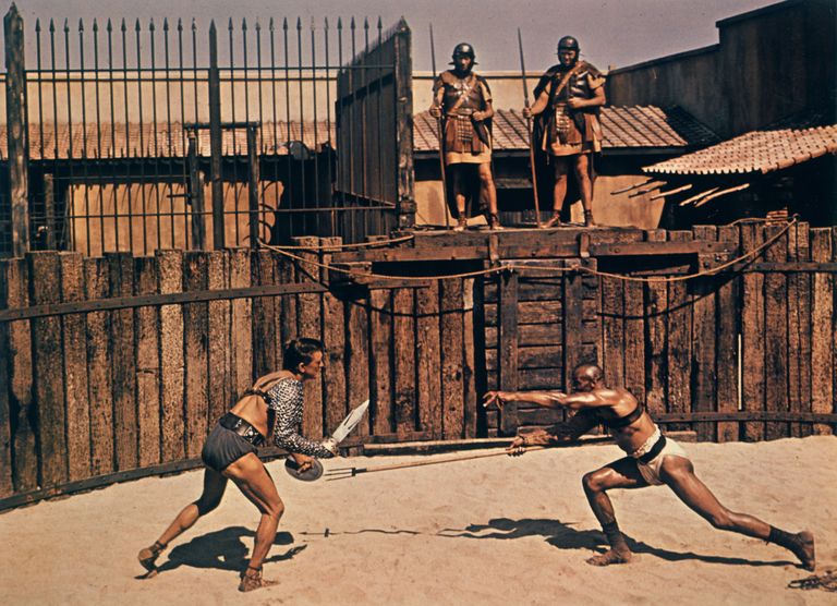 Kaader filmist «Spartacus», pildil Kirk Douglas (vasakul) võitlusstseenis