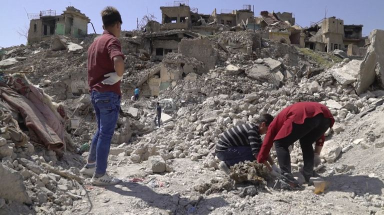 Vabatahtlikud Mosuli vanalinnas surnukehasid välja kaevamas.