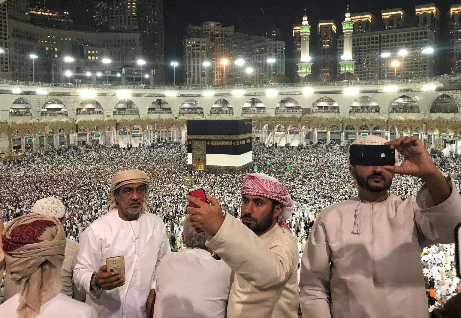 Mekasse Kaaba templi juurde kogunenud moslemi palverändurid jäädvustavad ennast pühas paigas. Viis päeva kestev hadž algab homme ning lõpeb tuleval reedel Eid al-Adha ohverdamispeoga.