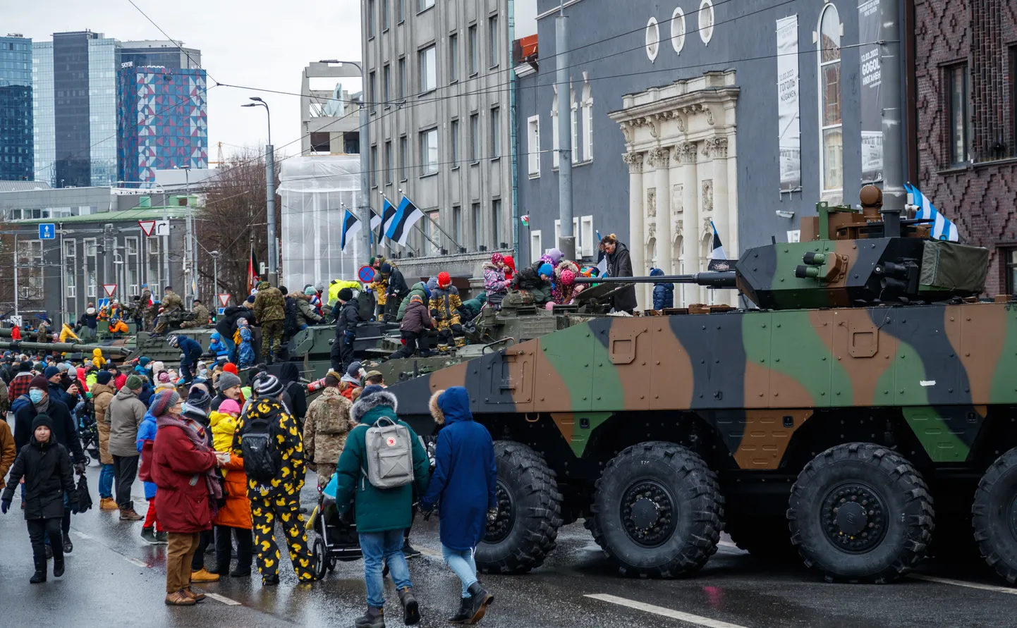 Vabariigi aastapäeva paraad ja lahingutehnika näitus Vabaduse väljakul