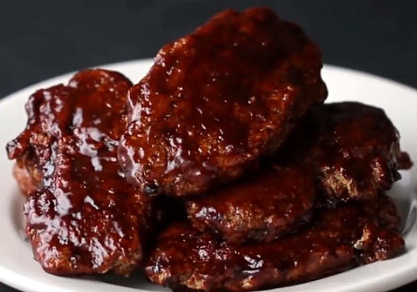 3 komponendist koosnevad suus sulavad BBQ kanasnäkid.