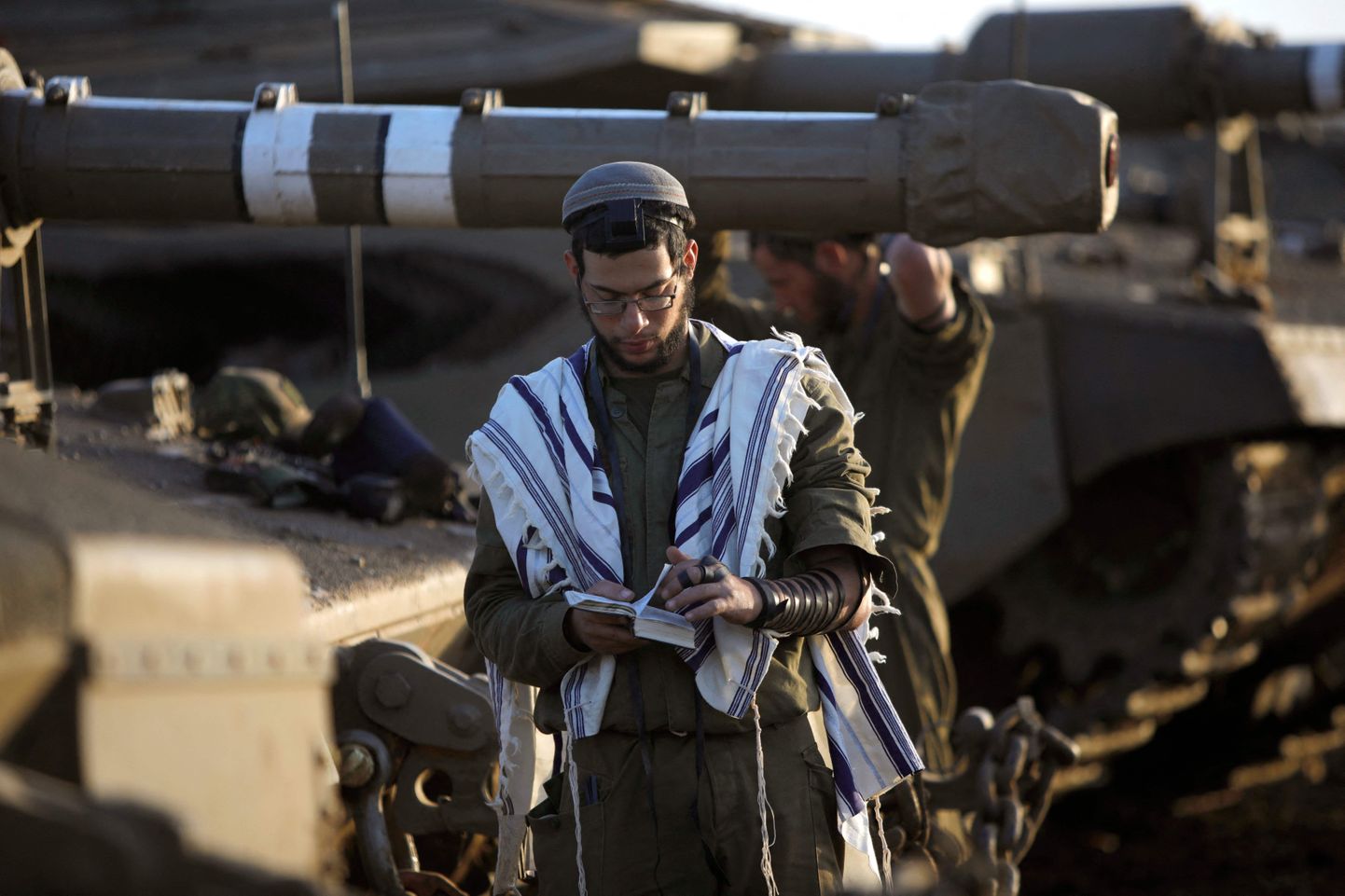 Iisraeli sõdur palvetab varahommikul Merkava Mark IV tankide kõrval Moshav Alonei HaBashani Golani kõrgendikel.