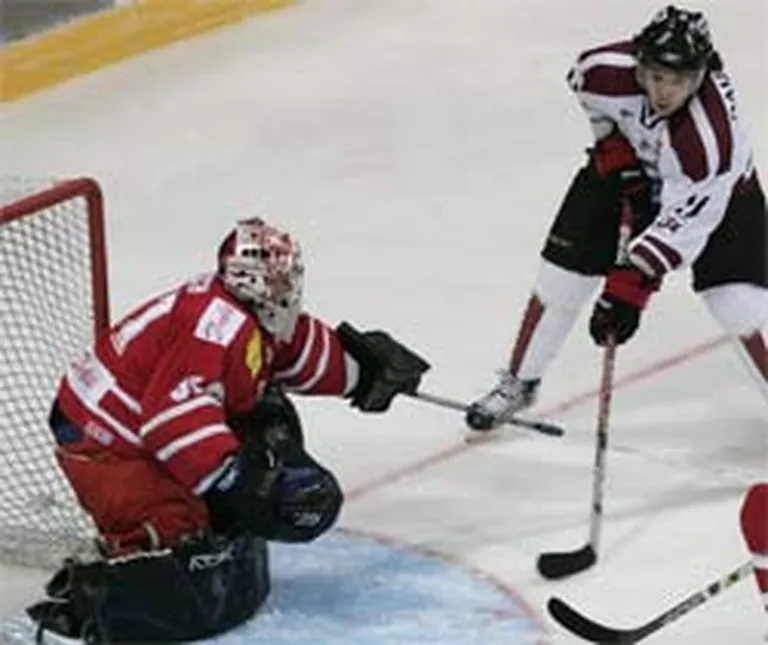 Vēl mirklis un Kaspars Daugaviņš raidīs ripu Petera Hirša vārtos.