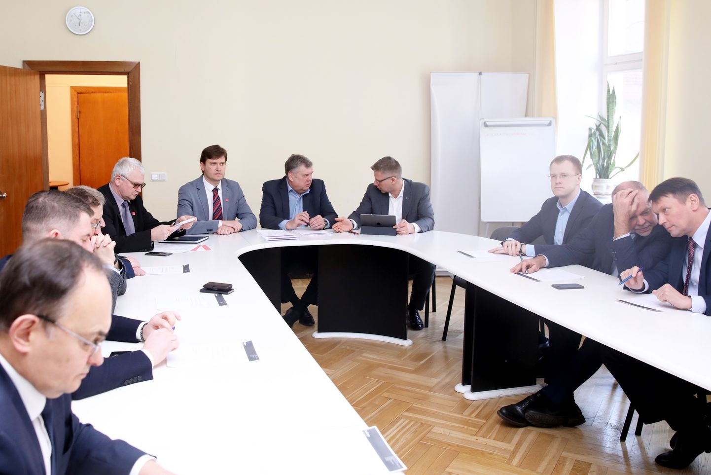 Partijas "Saskaņa" valdes sēde, kurā tiek prezentēts partijas Rīgas pašvaldību vēlēšanu saraksta melnraksts.