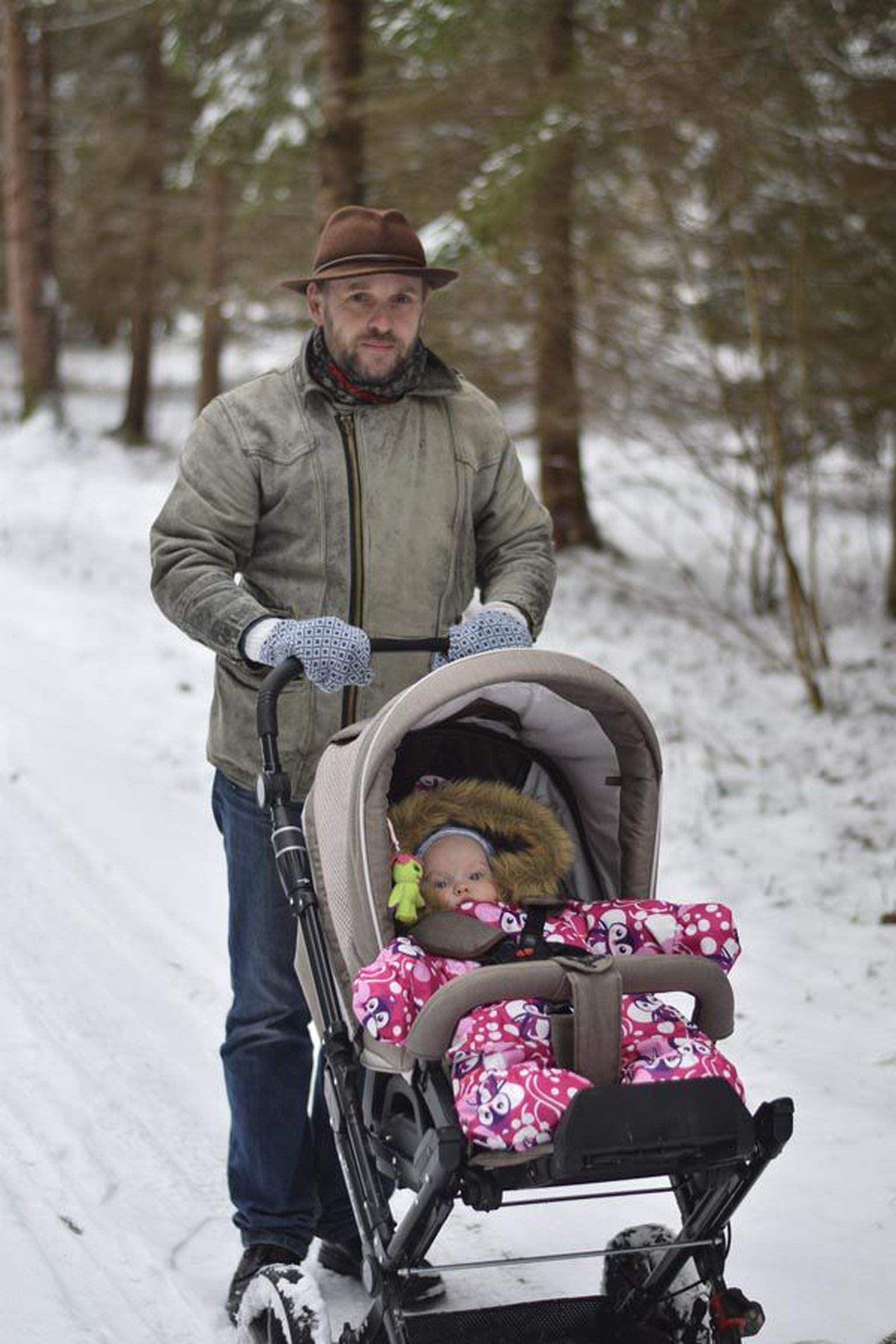 Jalutamine on Kristjan Sanderile aeg, mil rahulikult mõtteid mõlgutada, kuid väike Elo annab selleks ka asisema põhjuse.