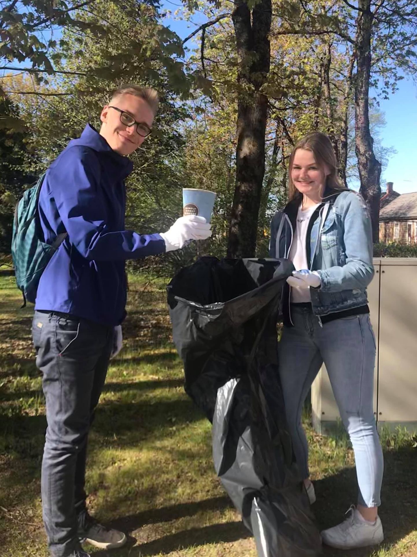 Noortevolikogu liikmed Kaarel Vene ja Rebeka Siirand ei pidanud paljuks veidi vaeva näha, et maakonnakeskus puhtamaks saaks.