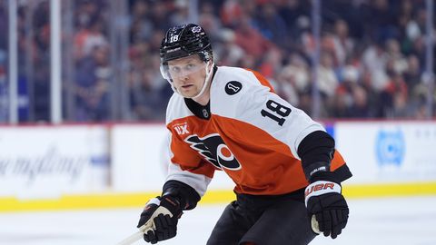 Ābola "Flyers" pārspēj "Sabres" komandu