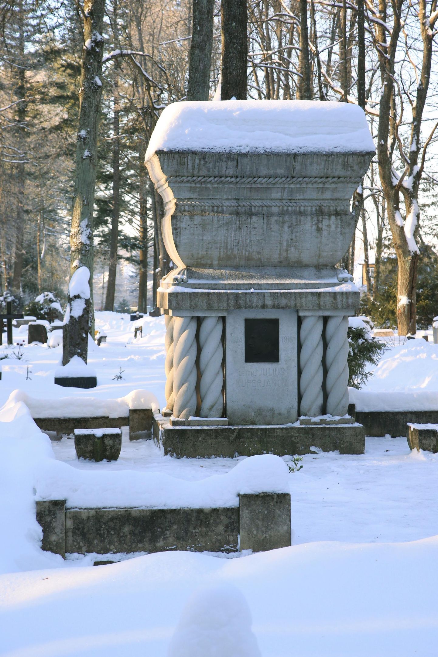 Julius Kuperjanovi haud Raadi kalmistul.