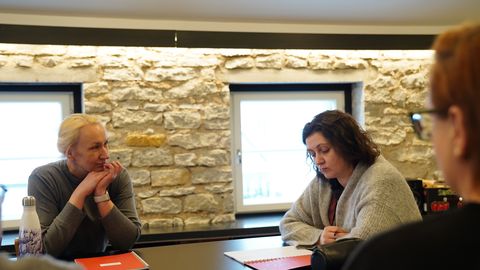 Teater vestleb emadusest